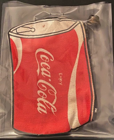 96131-1 € 1,50 coca cola portemennee stof in vorm van blikje.jpeg